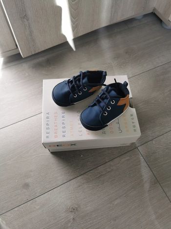 Petite chaussure souple bébé, tape à l'œil