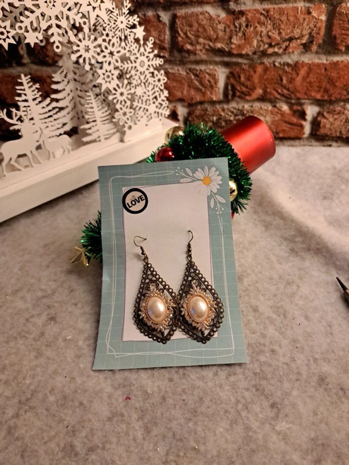 Boucles d'oreilles pendante avec cabochon nacré et strass - photo numéro 6