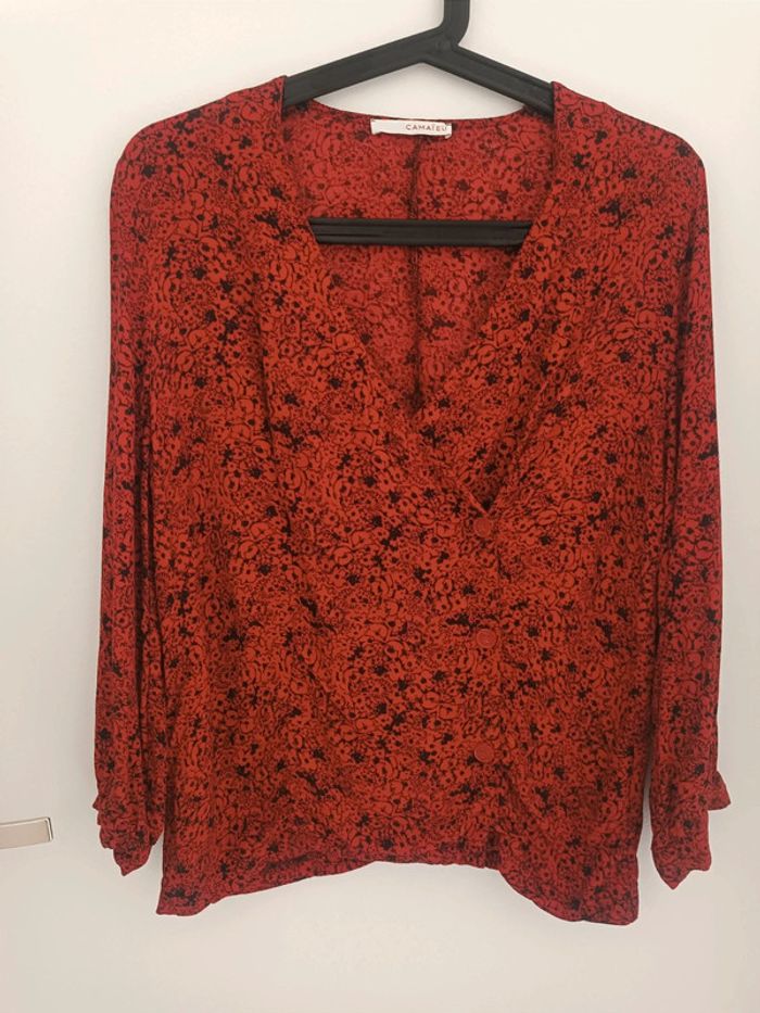 Chemisier blouse rouge à boutons et à fleurs Taille M Camaieu En très bon état - photo numéro 2