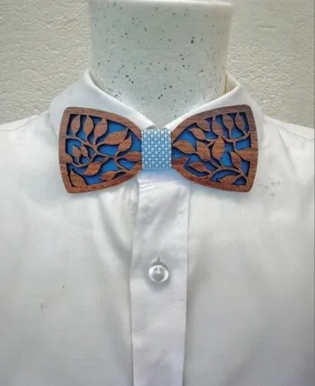 Nœud papillon artisanale en bois de noyer et tulipier fond bleu