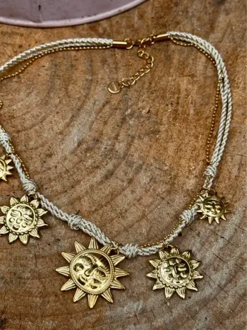Collier réglable cordon écru doré chaînes soleil en breloques acier inoxydable or