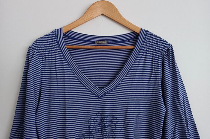 T shirt raye gris et bleu imprime fleurs a fronces. Manches 3/4. In extenso. Taille 38 - photo numéro 2