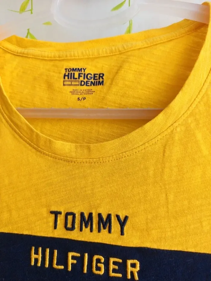 T-shirt Tommy Hilfiger – S – Jaune & Bleu marine – État : Excellent - photo numéro 4
