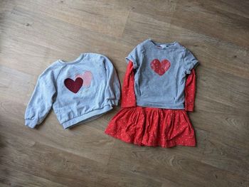 Lot vetements fille 5 ans sweats et robe coeurs Vertbaudet 