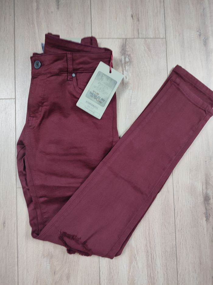 Pantalon bordeau élastique  à trous