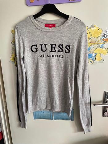 Pull gris et noir, taille Xs, marque Guess 