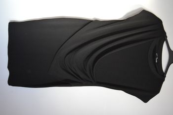 Robe noire Promiss S – drapé élégant & coupe chic