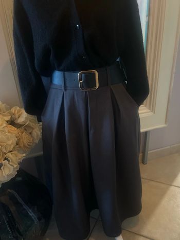 Jupe plissée élastique et ceinturée, longueur 3/4