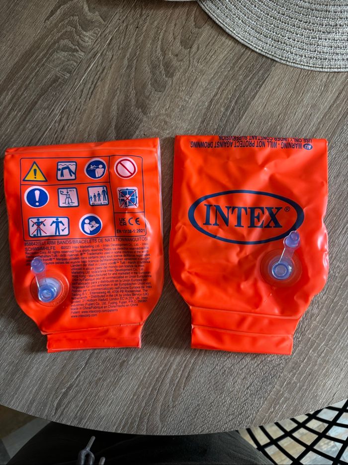 Brassard intex