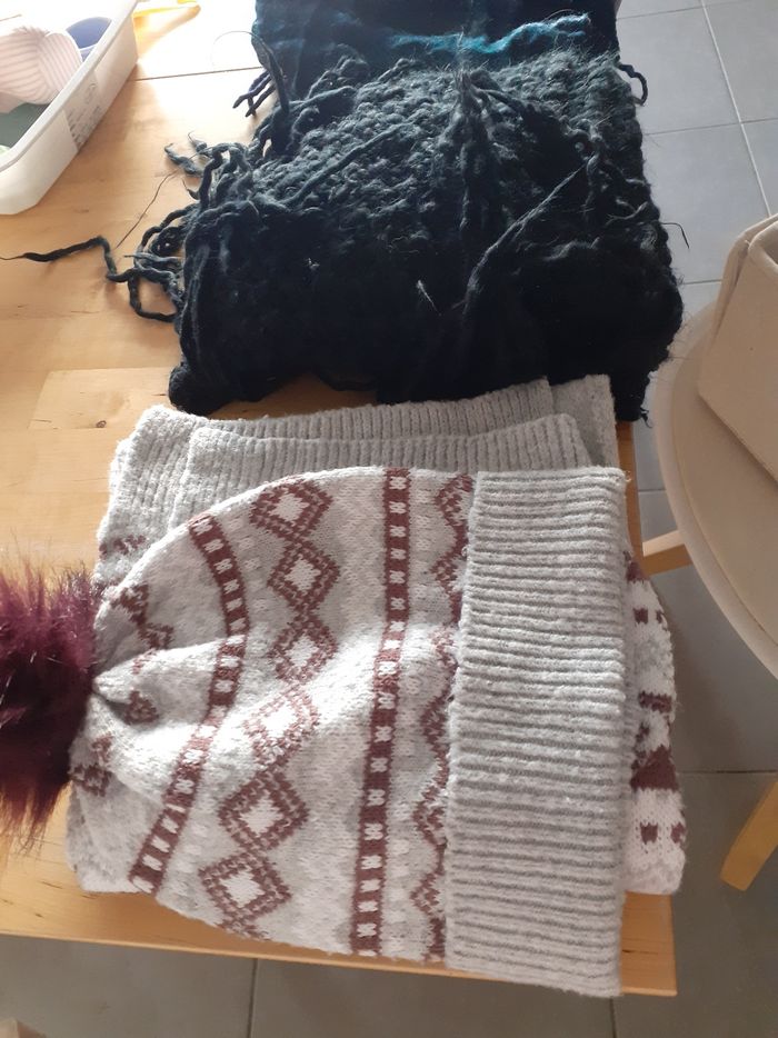 Lot écharpes et bonnet - photo numéro 2