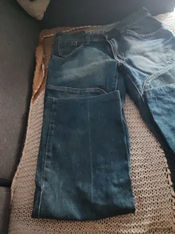 Jeans bleu "taille 32/34"= taille 42