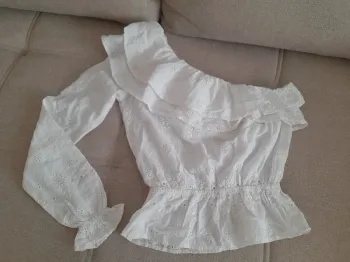 Blouse dentelle anglaise une épaule dénudée