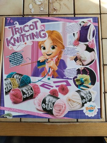 Tricot knitting