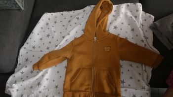 Gilet caramel à capuche – NEUF – 36 mois
