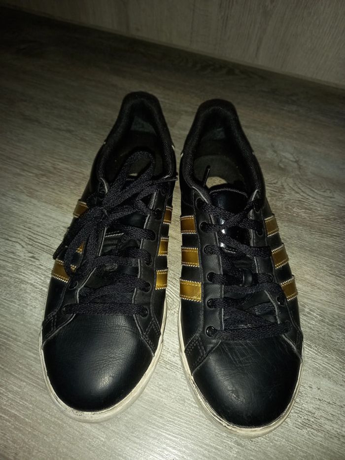 basket basse noire bande doré adidas pointure 39 - photo numéro 3