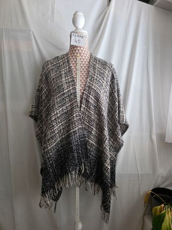 Poncho,marron en dégradé,en très bon état, attache par pression sous les bras, longueur 70cm, en polyester, marque Pimkie =4€