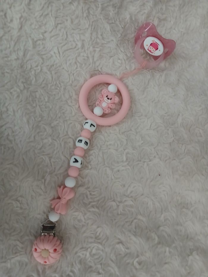 Attache tétine avec anneau de dentition