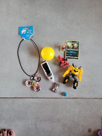 Lot Jouet divers spiderman smurf anse spnier bateaux collier