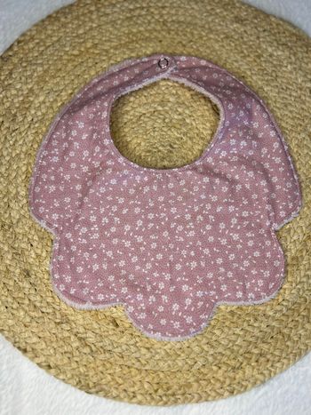 Bavoir fleur fleuri rose 