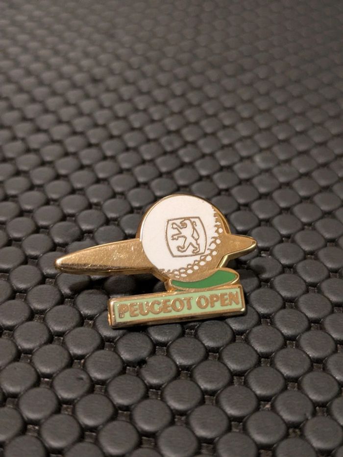 Pin's Peugeot Open Golf signé Arthus Bertrand