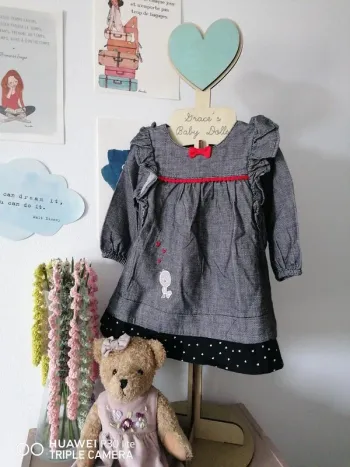 Robe grise à manches longues avec volants et ruban rouge