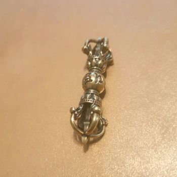Pendentif de prière bouddhiste doré