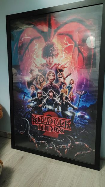 0Affiche Stranger Things Saison 2 – Grand Format (90x66cm) + Cadre Noir