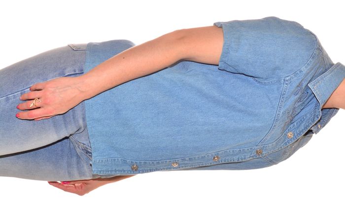 chemise manches courtes bleu jean fluide détail floral au col taille M - photo numéro 3