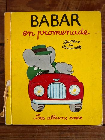 Livre ancien vintage Babar en promenade Les albums roses l’éléphant Hachette cartonné