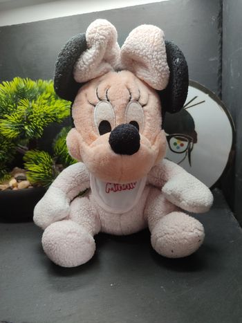 Peluche disney baby minnie Disneyland ressort paris rose noir noeud bavoir ancien