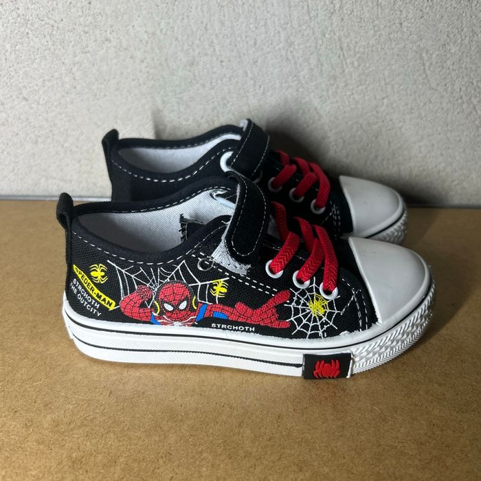 Basket en toile Spiderman taille 26