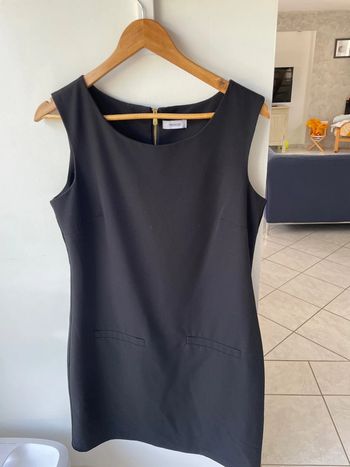 Jolie robe noir Yessica avec fermeture dorée taille 42 super état