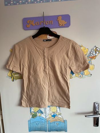 Tee shirt beige à manches courtes, taille S, marque Zara.