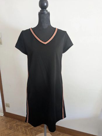 Robe noir et bande rouge et doré