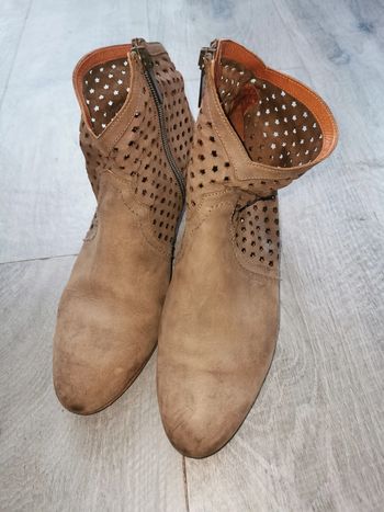Bottines en cuir beiges / Colisée Paris