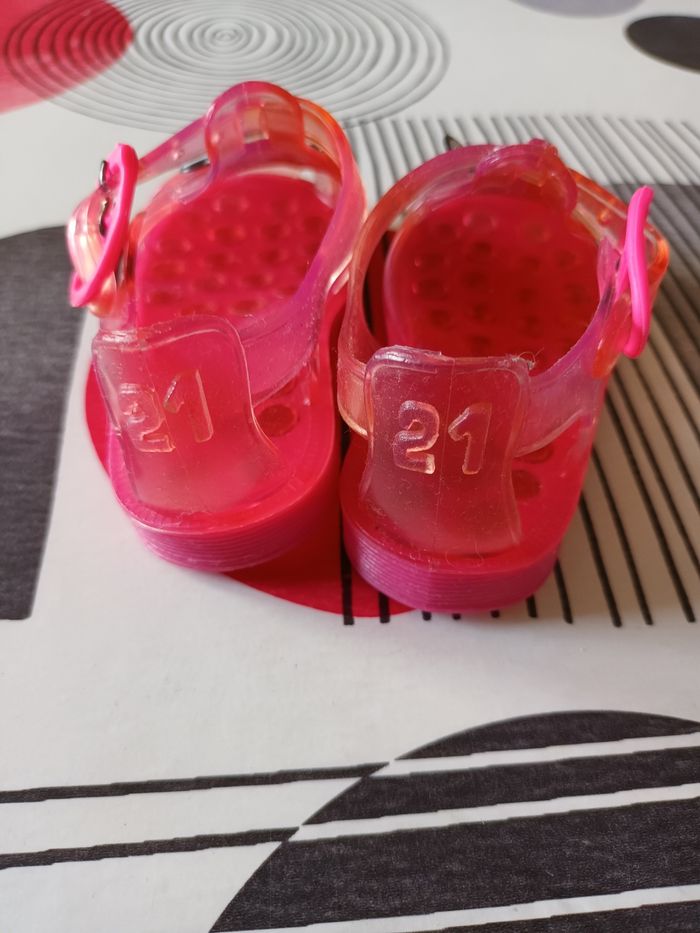Nu-pieds plastique 👧 taille 21 quasi neuf - photo numéro 4