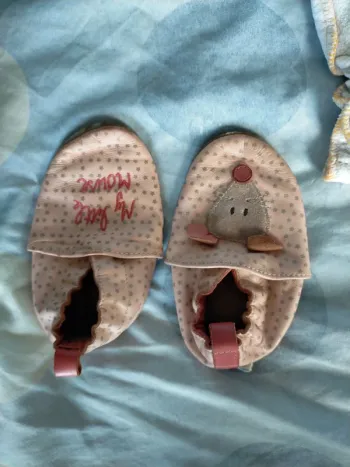 Petits chaussons en cuir environ 20-22