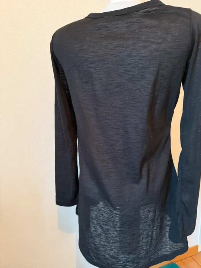 T- shirt manche longue noir en très bon état taille 38 toumai - photo numéro 5