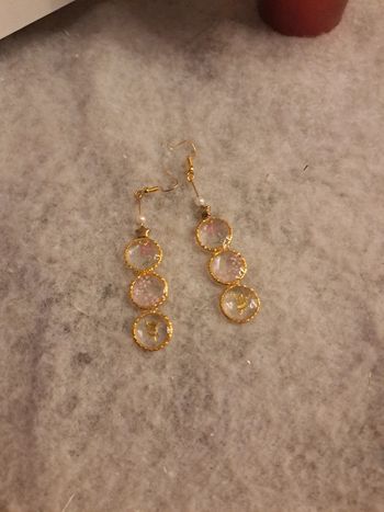 Boucles d'oreilles pendante en résine multicolore et doré