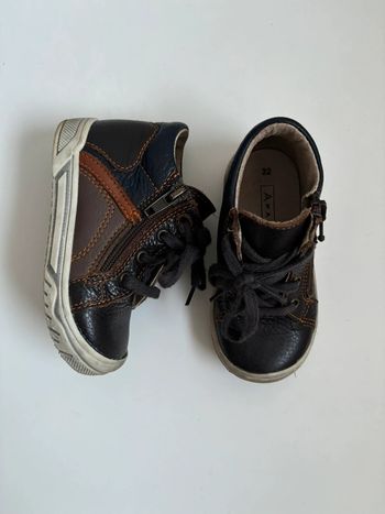 Chaussures montantes bébé pointure 22.
