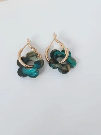 Boucles d’oreilles fleurs en résine – anneaux dorés