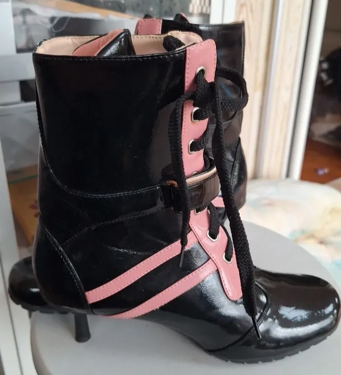 Paire de bottines vernies noires neuves pointure 40