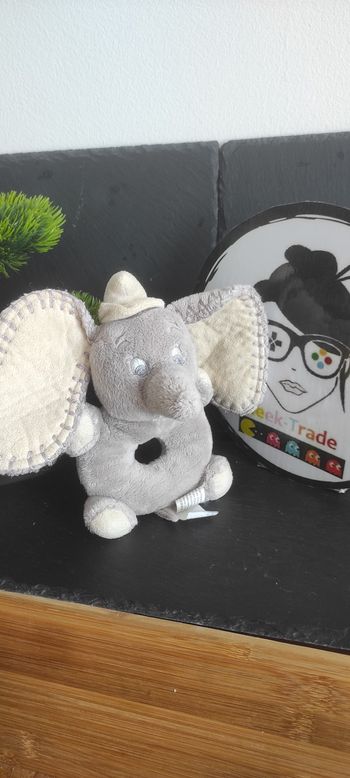 Hochet Dumbo l'éléphant gris beige rond disney baby oreilles Nicotoy Grelot