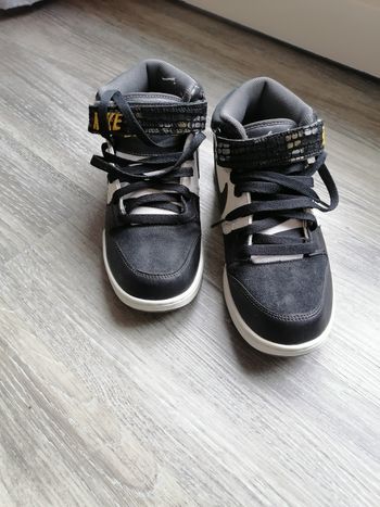 Sneaker noir et blanc pour homme avec inscription jaune - Nike