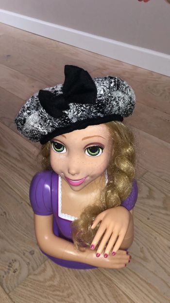 Chapeau noir et blanc élégant