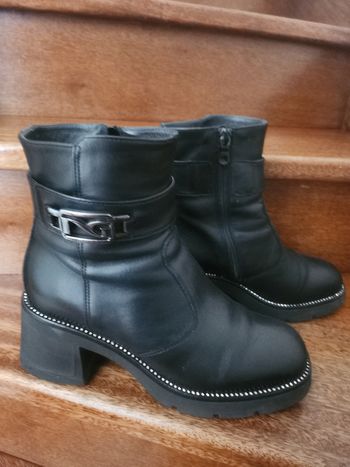 Bottines noir en cuir avec strass autour de la semelle