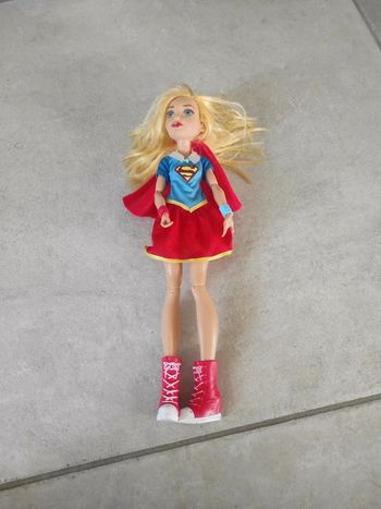 Grande poupée articulée super girl  mattel