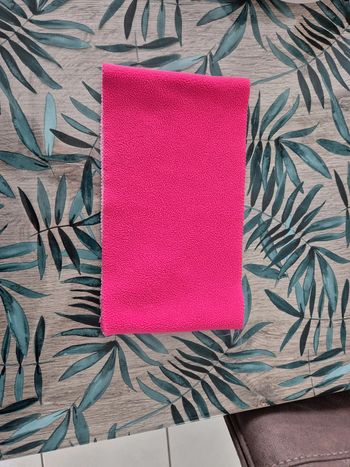 Cache cou rose fille