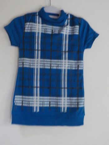 TSHIRT BLEU A DESSINS GEOMETRIQUES BLANCS ET NOIRS TAILLE UNIQUE