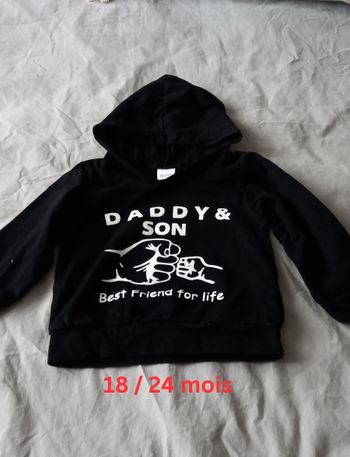 Sweat noir à capuche